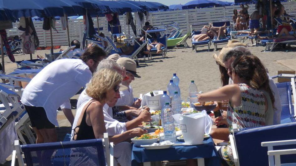 Alcuni clienti dell’Ultima spiaggia di Capalbio (foto Enzo Russo)