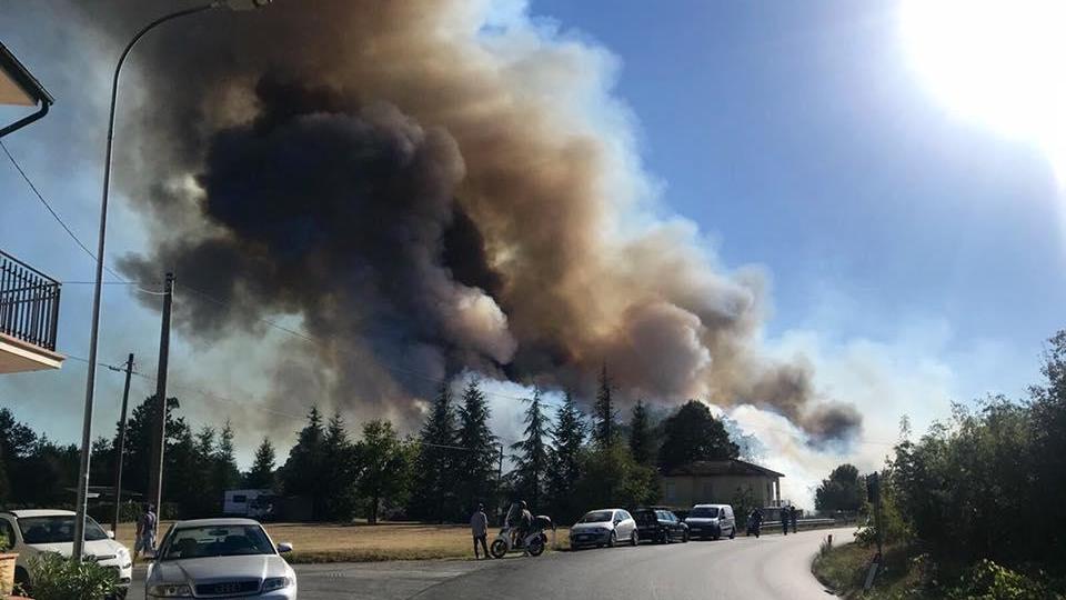 L'incendio tra Staffoli e Galleno