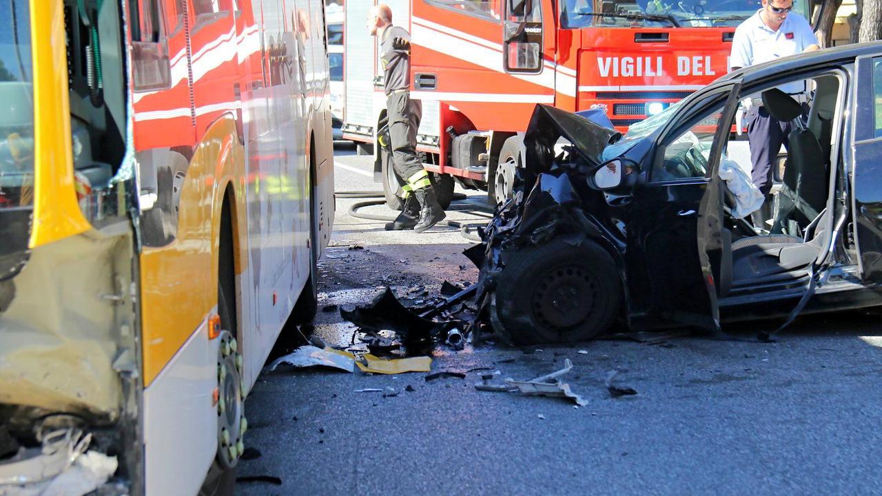 Auto contro bus: in sei all'ospedale