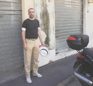 Gaetano Mendola, 38 anni, nel punto in cui ha bloccato lo scippatore
