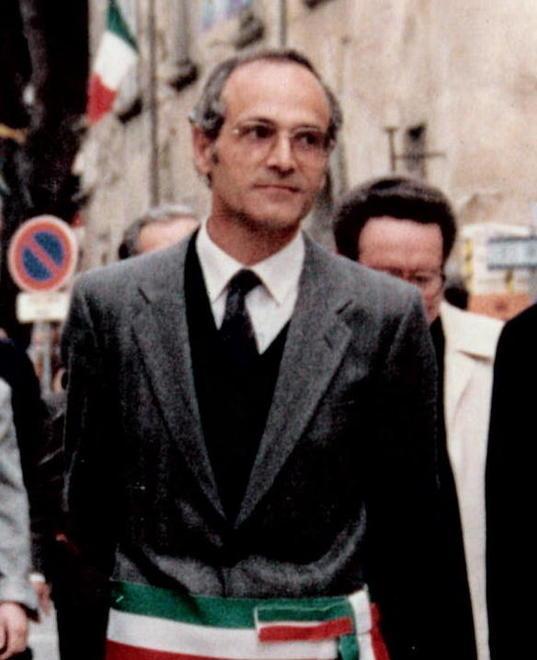 Trecento firme per la piazza all’ex sindaco Francesco Petroni 