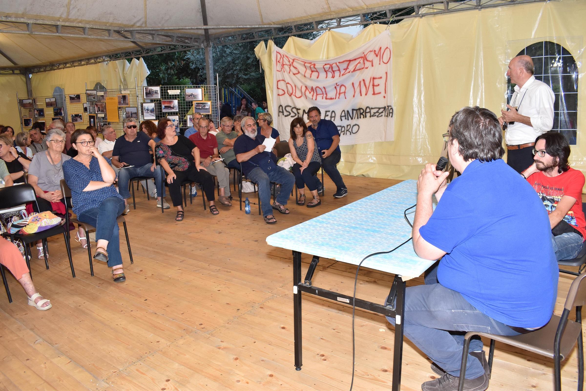 Locali non in regola, chiude il centro di accoglienza dei migranti di don Biancalani - Video