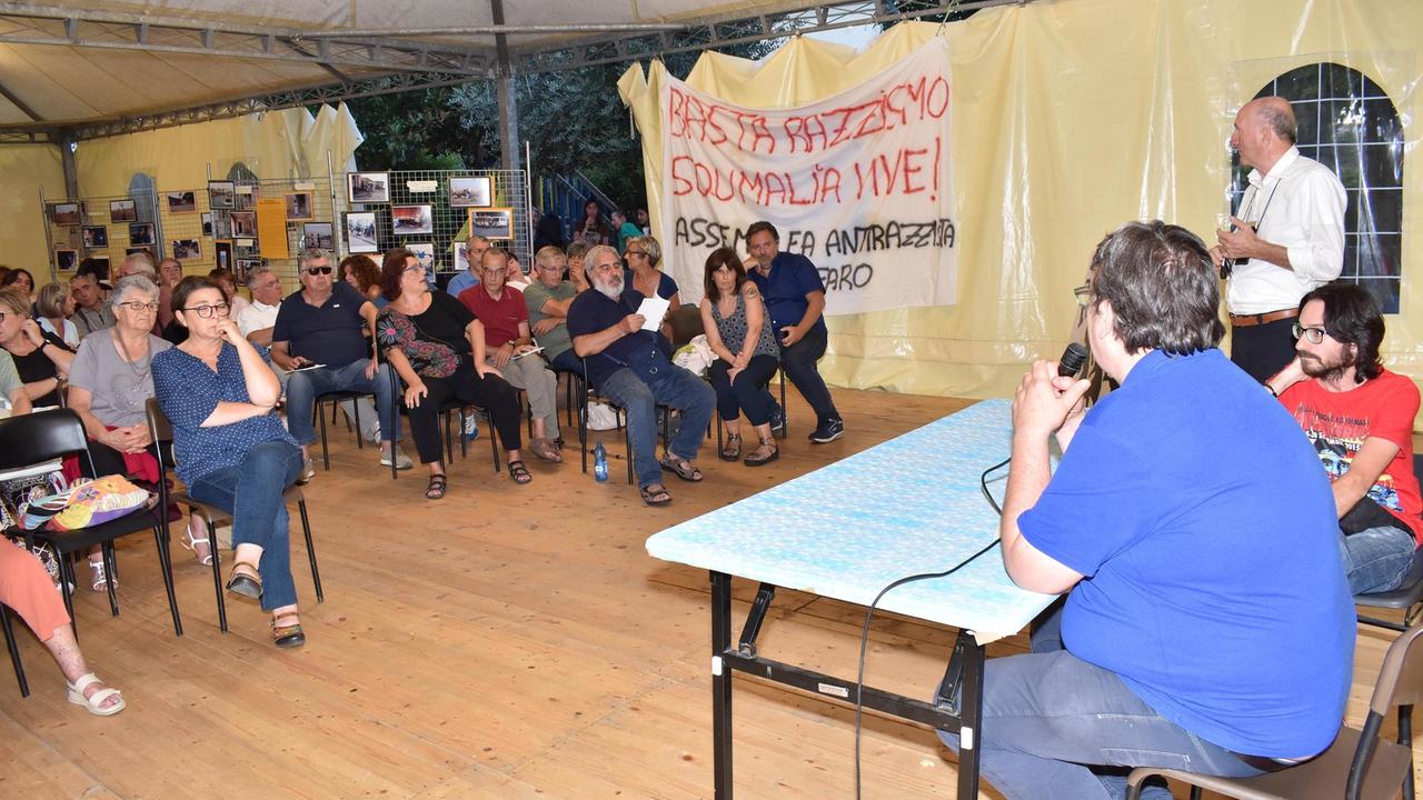 Locali non in regola, chiude il centro di accoglienza dei migranti di don Biancalani - Video