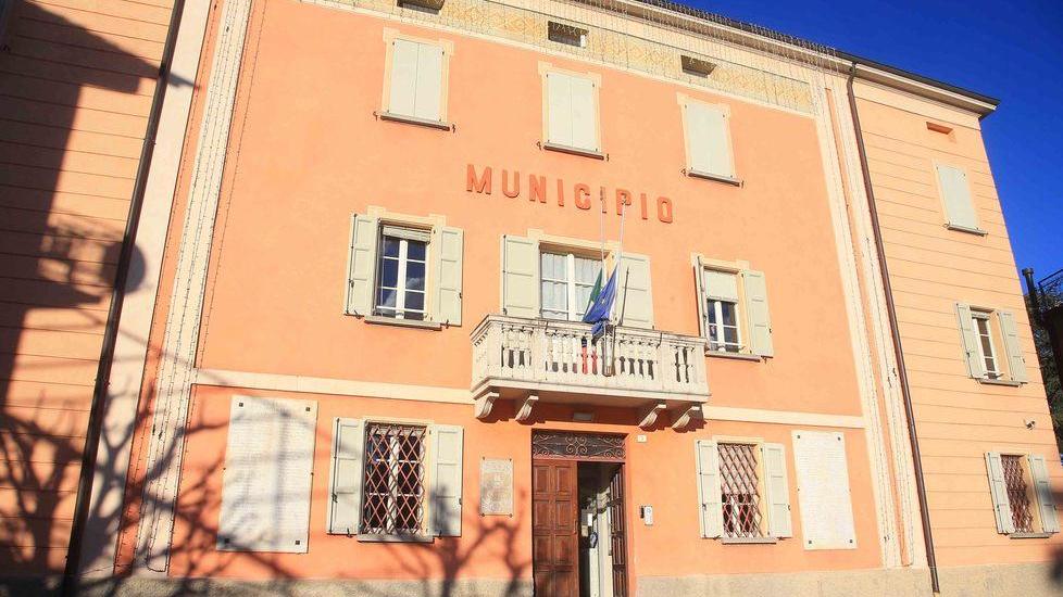 Porta un topo morto in Comune per protesta «La casa è assediata»