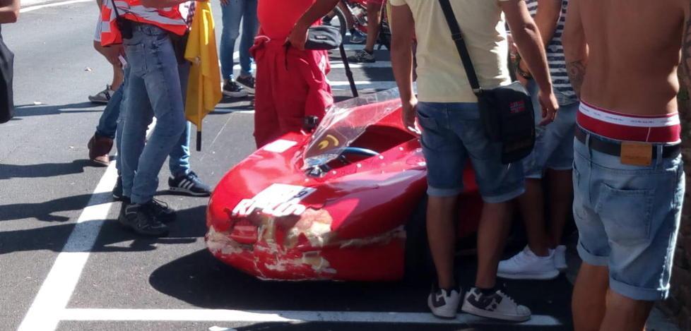 L’automobilina non sterza e finisce sulla folla 