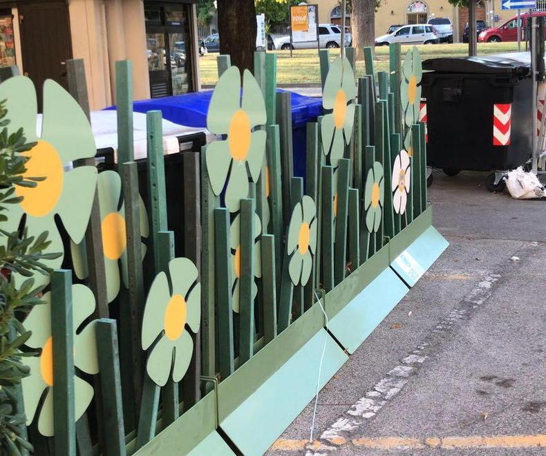 I fiori copri-rifiuto attirano le polemiche «Puzza e degrado» 