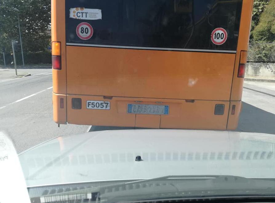 L’autobus viaggia con targa illeggibile 