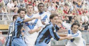 Zavagno (al centro) nella partita persa col Brescia all’Arena