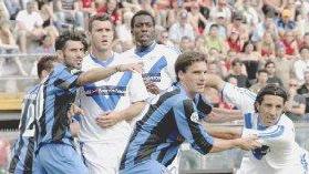 Zavagno (al centro) nella partita persa col Brescia all’Arena