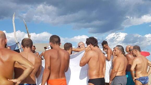 Muore mentre fa il bagno alla Lecciona