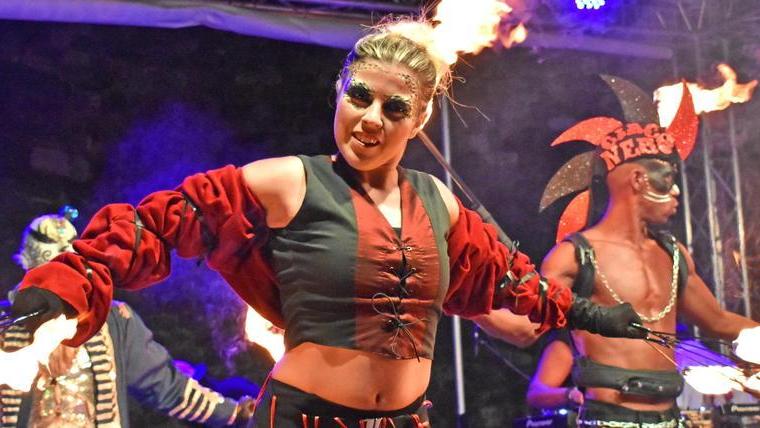 Lo spettacolo del fuoco anima l’antica rocca