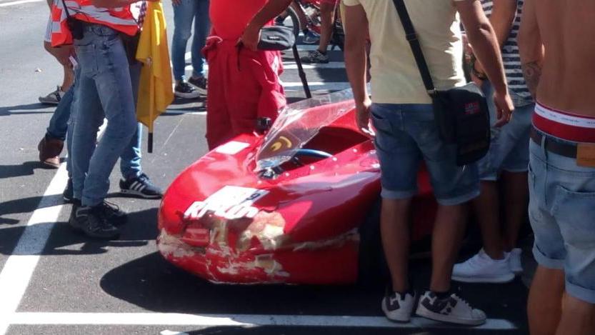 L’automobilina non sterza e finisce sulla folla
