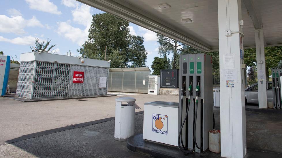 Ladri al distributore, presi 400 euro
