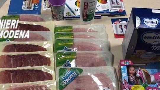 Al supermercato con il cane ma in realtà rubava: denunciata