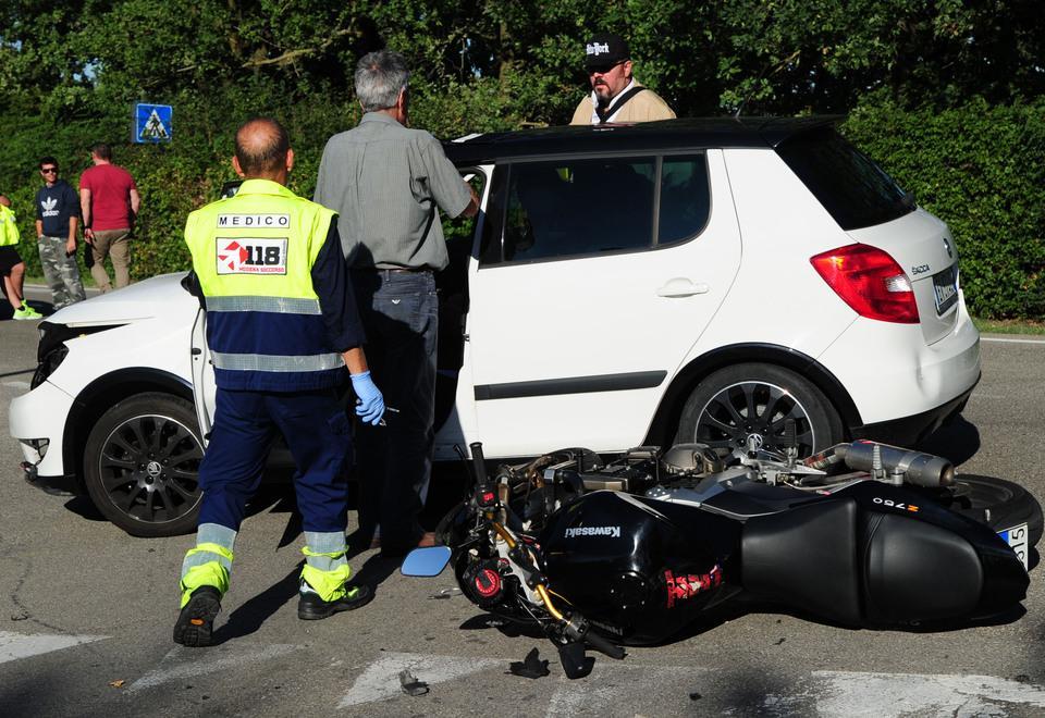 Auto contro motocicletta Feriti due giovani