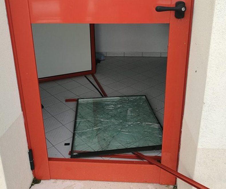 Vandali al palasport Rotta una porta e scaricati gli estintori 