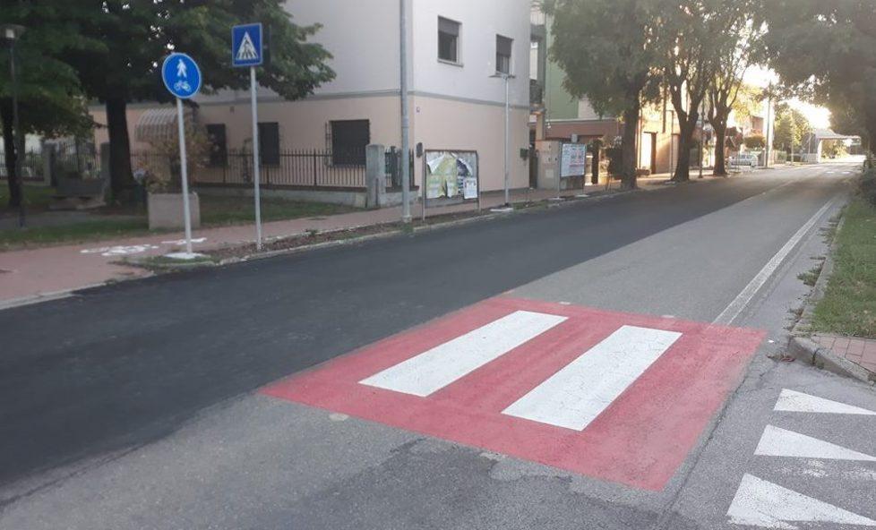 Nuove strisce pedonali: sopra ci fanno l’asfalto scatenando l’ironia web
