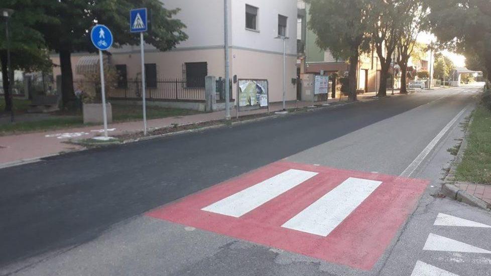 Nuove strisce pedonali: sopra ci fanno l’asfalto scatenando l’ironia web
