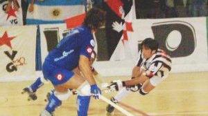 <strong>SI CAMBIA.</strong> Un’azione di gioco tra Cgc Viareggio e Follonica Sotto, un arbitro: in A1 arriva la figura dell’«ausiliare»