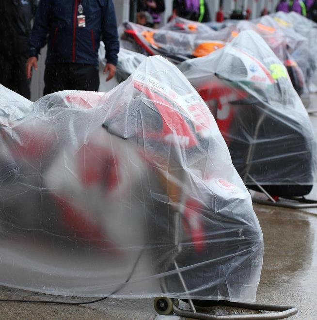 A Silverstone vince la pioggia Gran Premio annullato tra indecisioni e polemiche