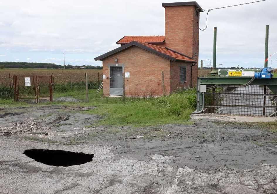 Una voragine in Valle Pega La strada cede e si apre 