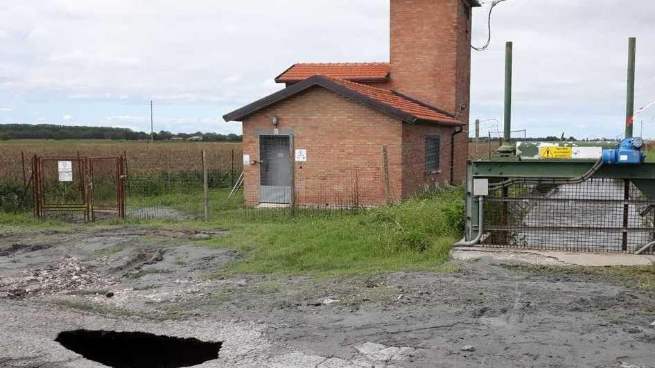 Una voragine in Valle Pega La strada cede e si apre