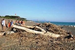 Rifiuti, sporco e protestesulla spiaggia delle Gorette