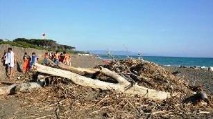 Rifiuti, sporco e protestesulla spiaggia delle Gorette