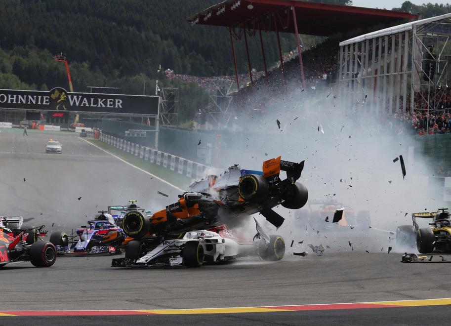 Sorpasso bruciante dopo il via Vettel domina e adesso spera 