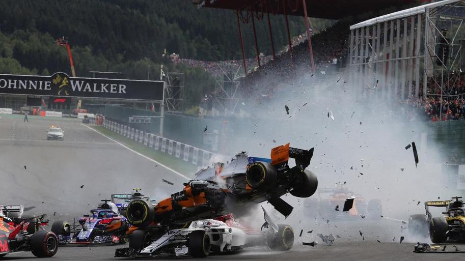 Sorpasso bruciante dopo il via Vettel domina e adesso spera