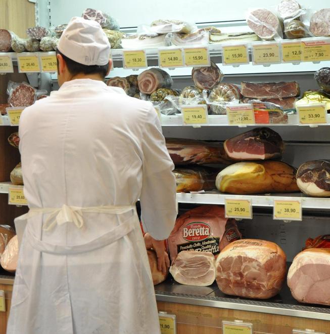 Rubano alimentari al supermarket Prese due nomadi