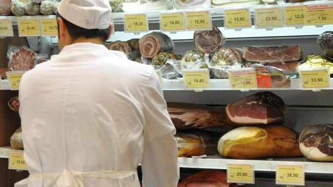 Rubano alimentari al supermarket Prese due nomadi