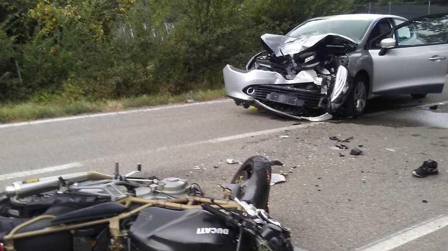 Restano gravi le condizioni del motociclista