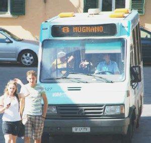 Un minibus in centro