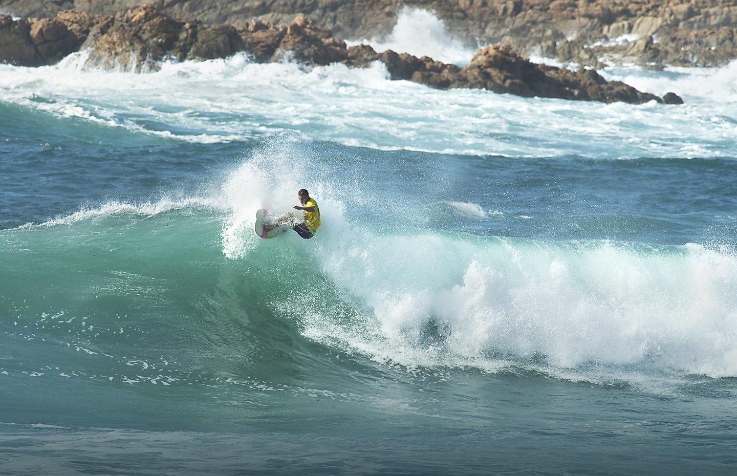 All'Isola Rossa in volo sulla tavola 