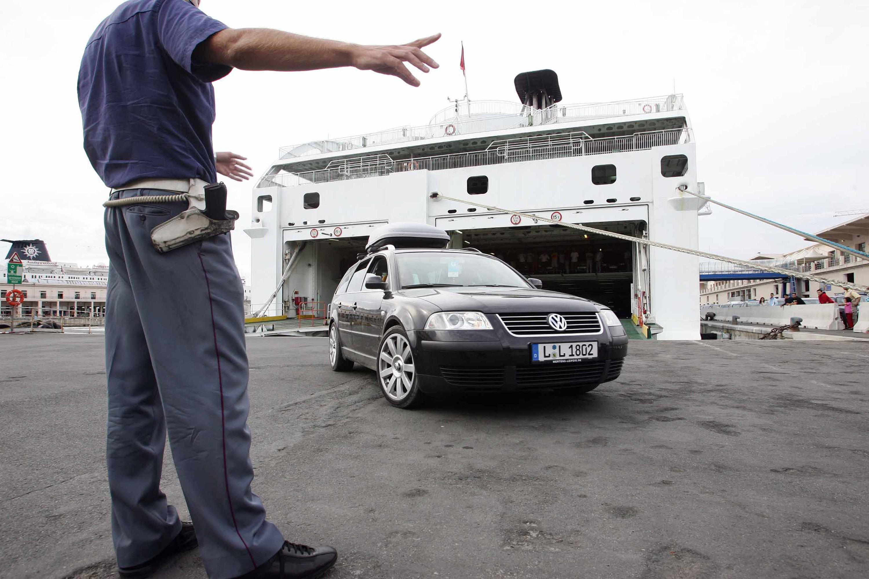 Otto ragazzi bloccati dalla svista dei vigilantes e la nave per Olbia li lascia a terra 
