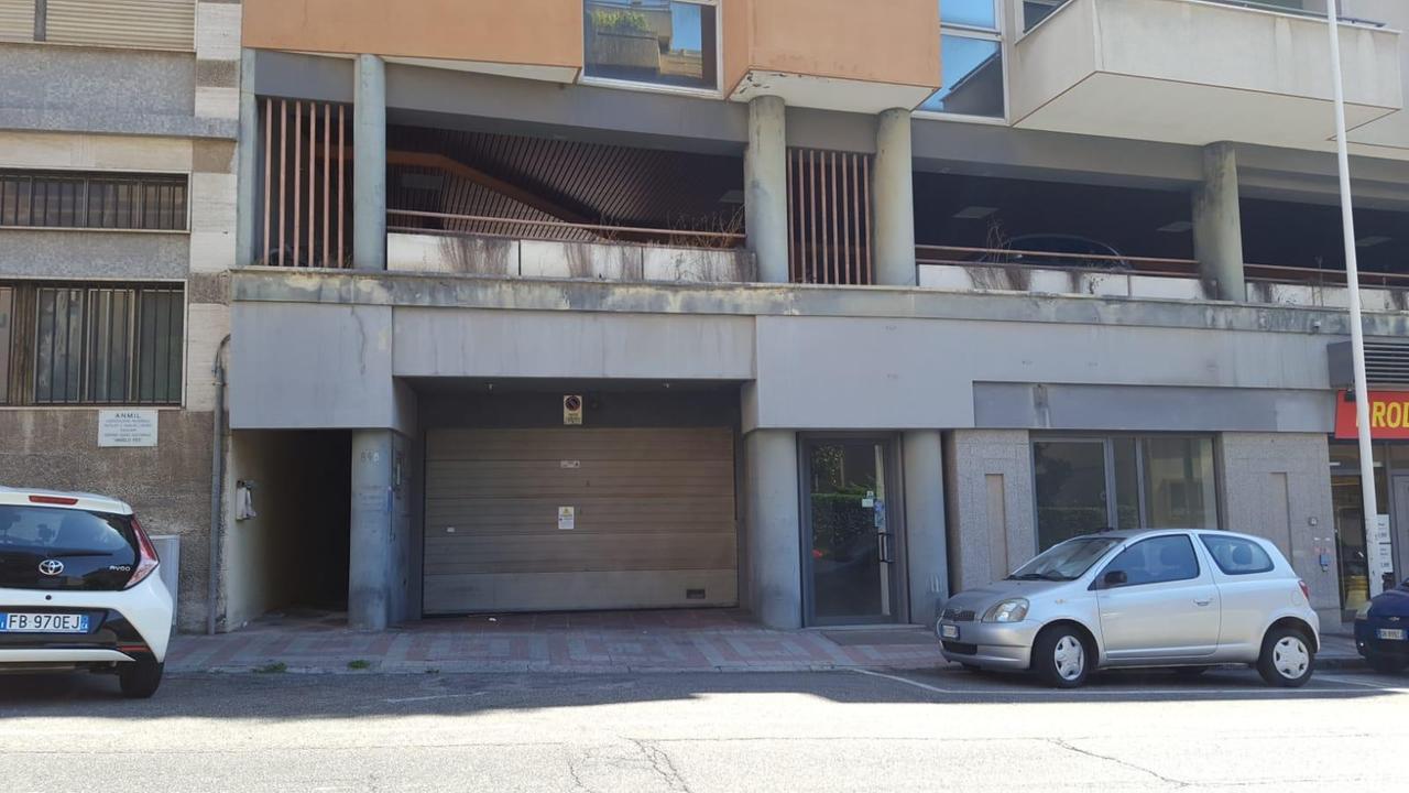 Il garage di via della Pineta usato come deposito della droga (foto Mario Rosas)