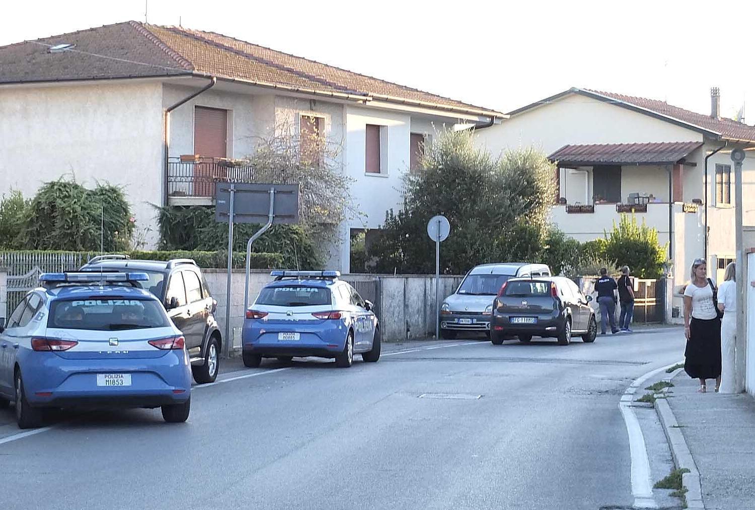 La polizia in via di Putignano (Foto Muzzi)
