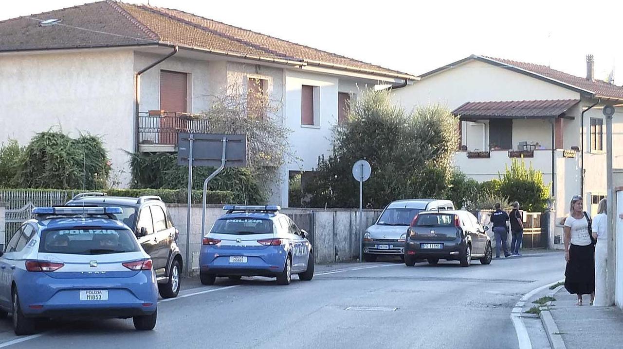 La polizia in via di Putignano (Foto Muzzi)