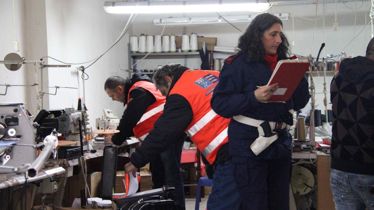 Controlli in una confezione cinese (archivio)