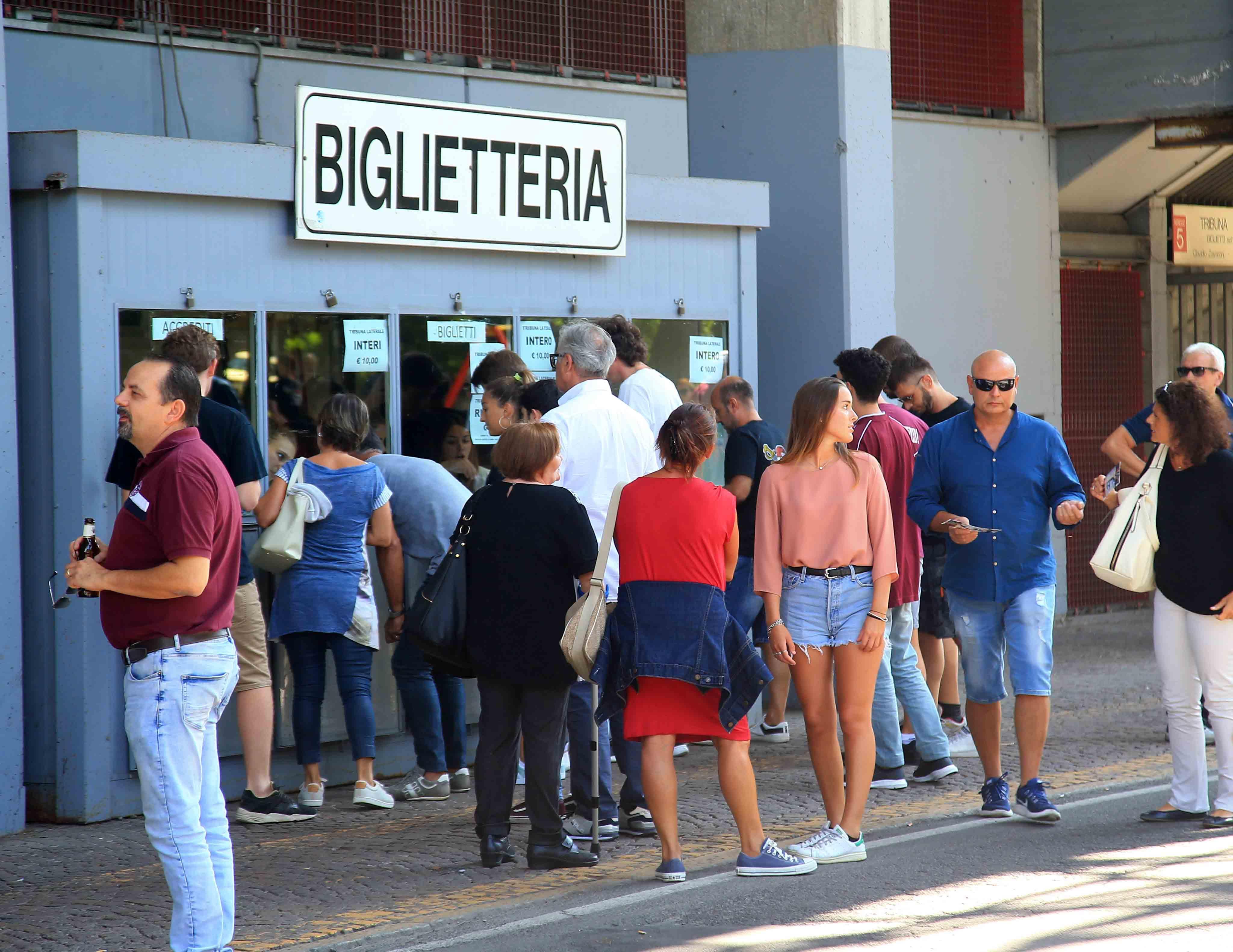 Compra biglietto e lo regala per ricordare il padre, granata della prima ora