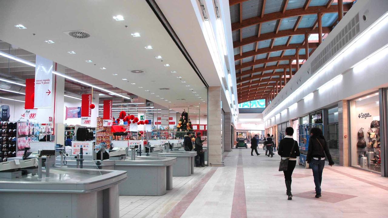 L'interno del supermercato Panorama