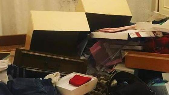 Una stanza a soqquadro dopo un furto in appartamento