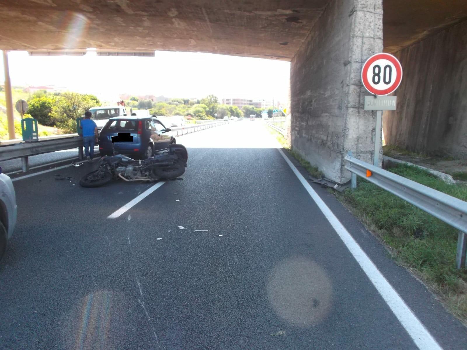 Con la moto contro un'auto, grave un ragazzo di 24 anni