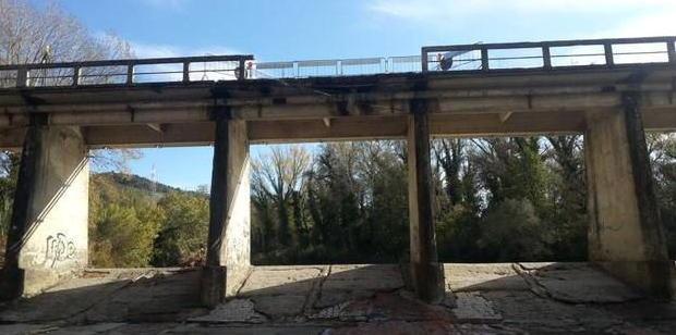 Il sindaco Cerri: «Verifiche urgenti su quel ponte» 