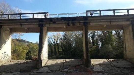 Il sindaco Cerri: «Verifiche urgenti su quel ponte»