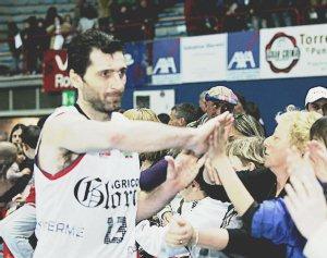 Capitan Andrea Niccolai dà il cinque ai tifosi dopo una partita