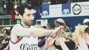 Capitan Andrea Niccolai dà il cinque ai tifosi dopo una partita