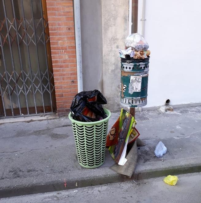 Il cestino dei rifiuti diventa una discarica: toglietelo da lì 