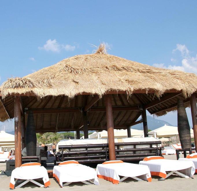 La pagoda del Twiga dalla spiaggia al tribunale 